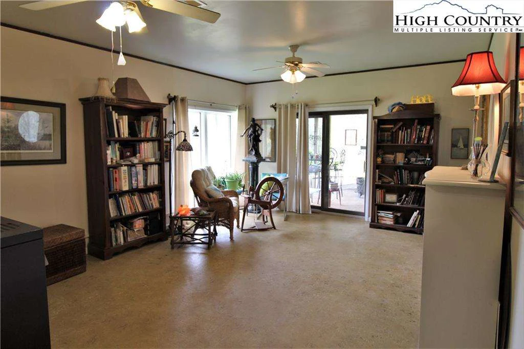 Image number 15 for the current listing