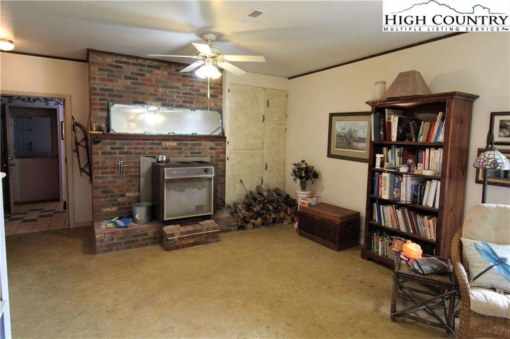 Image number 17 for the current listing