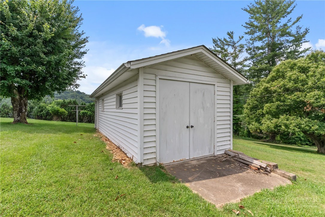 Image number 13 for the current listing