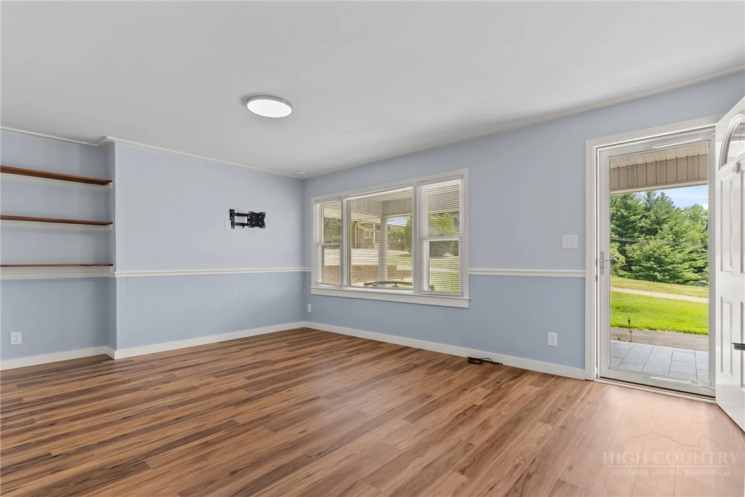 Image number 18 for the current listing