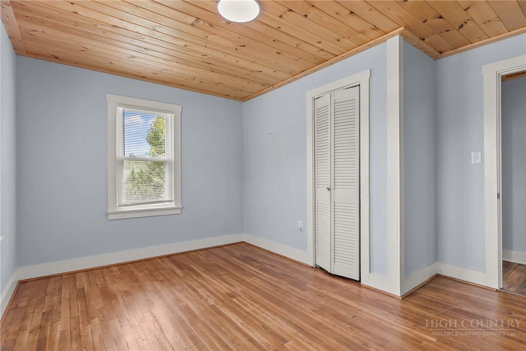 Image number 21 for the current listing