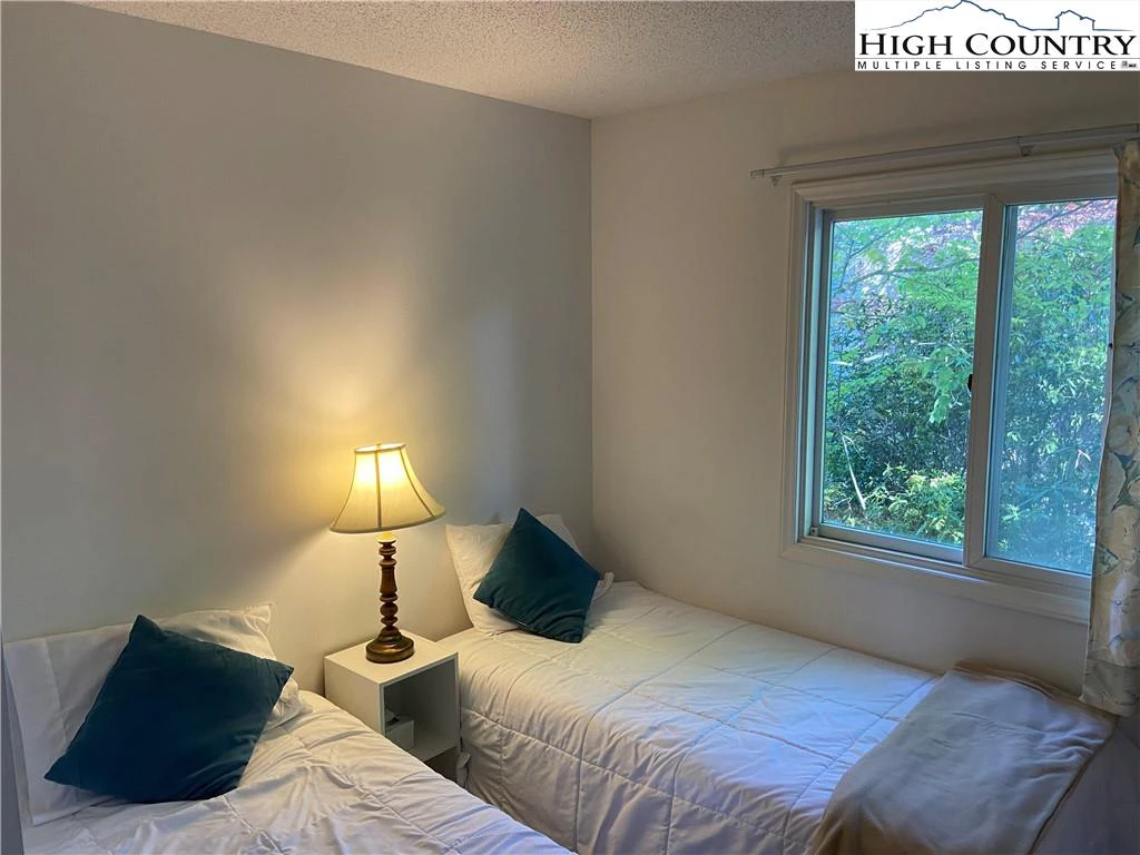 Image number 12 for the current listing