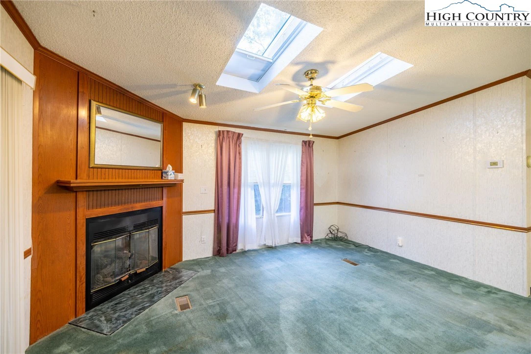 Image number 31 for the current listing