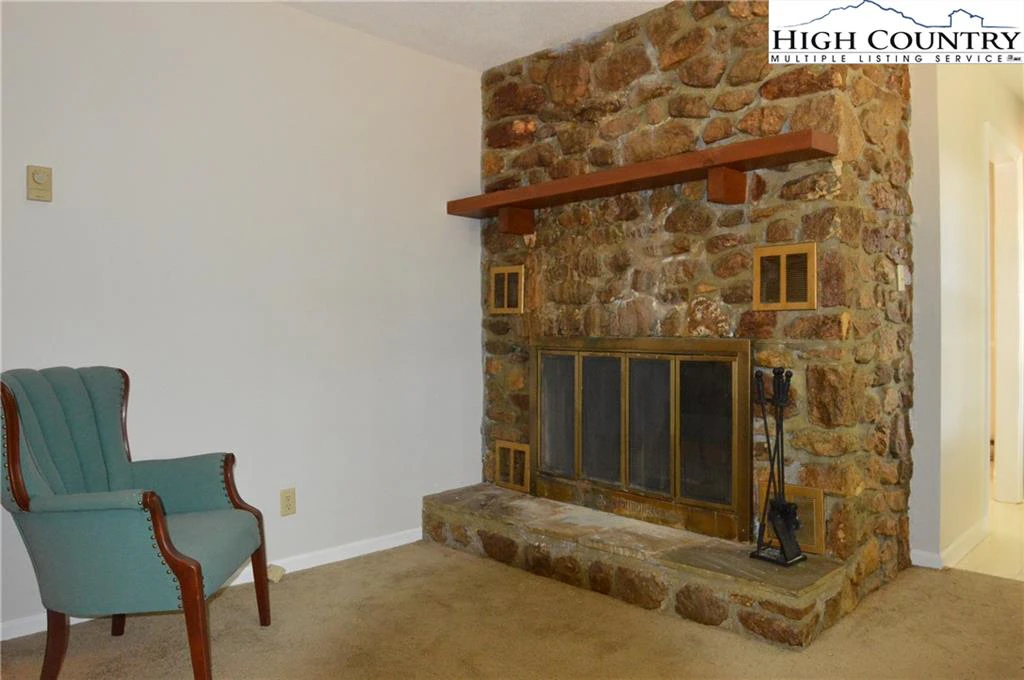 Image number 33 for the current listing
