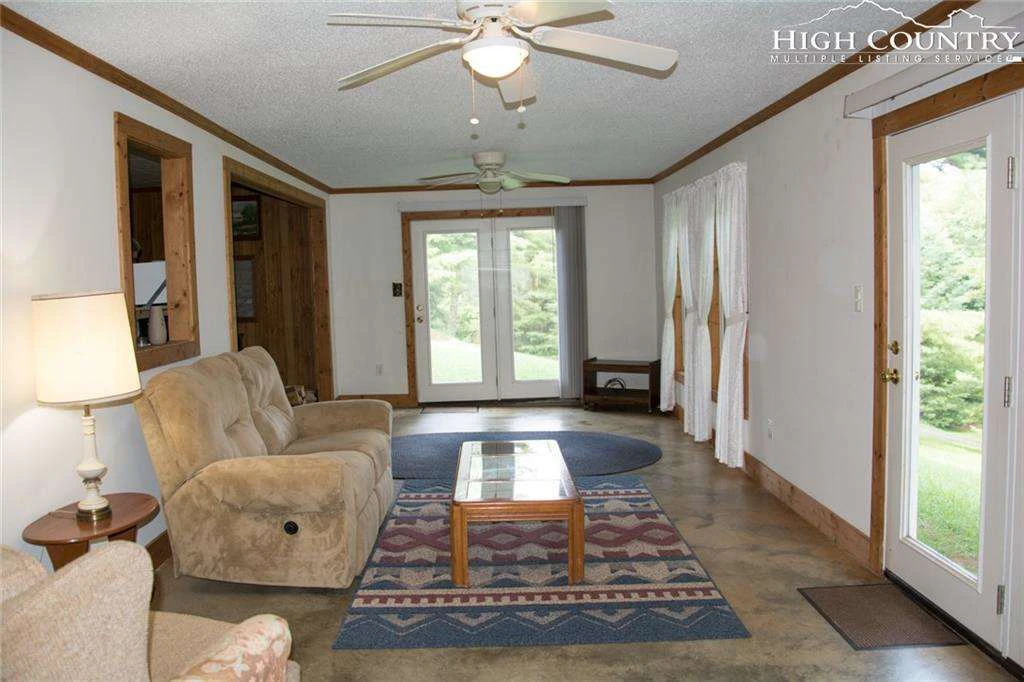 Image number 22 for the current listing