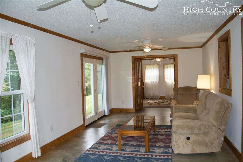 Image number 21 for the current listing