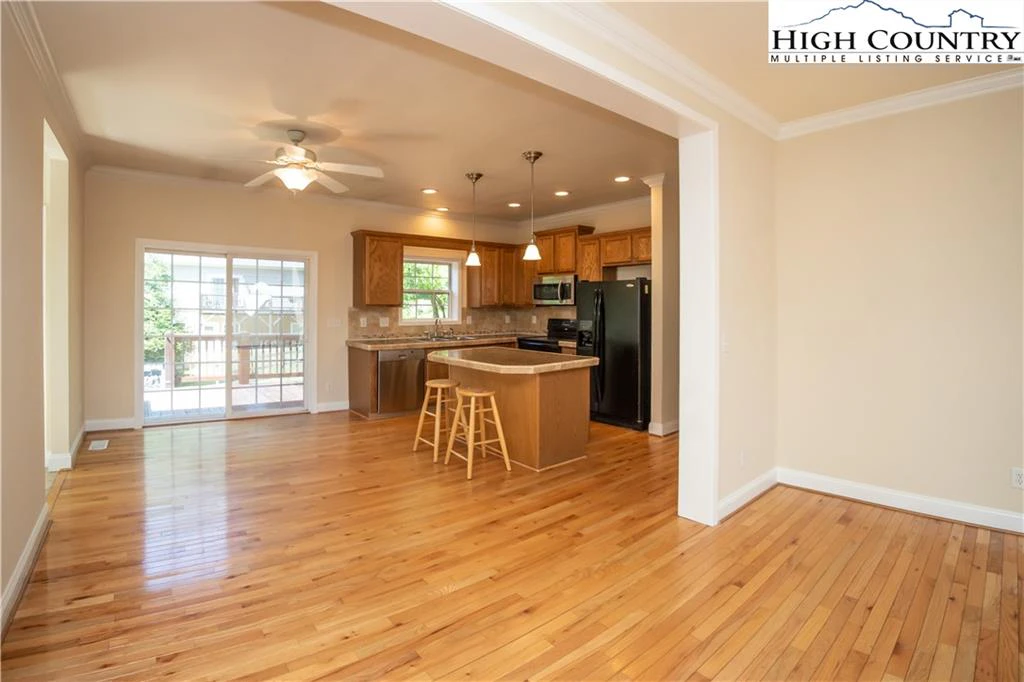 Image number 21 for the current listing