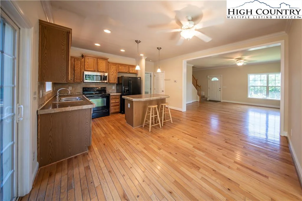 Image number 19 for the current listing