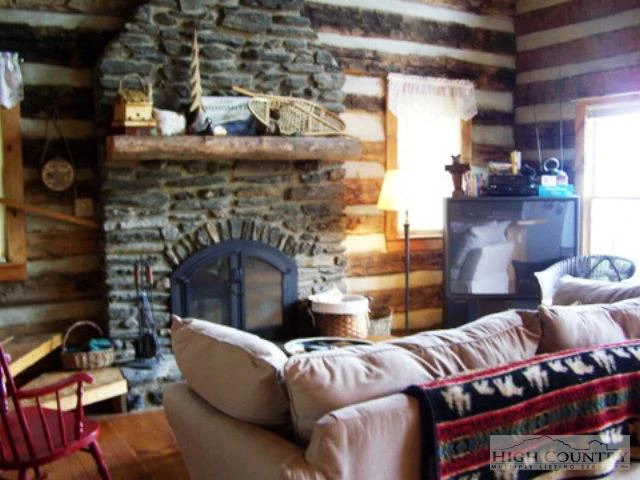 Image number 17 for the current listing