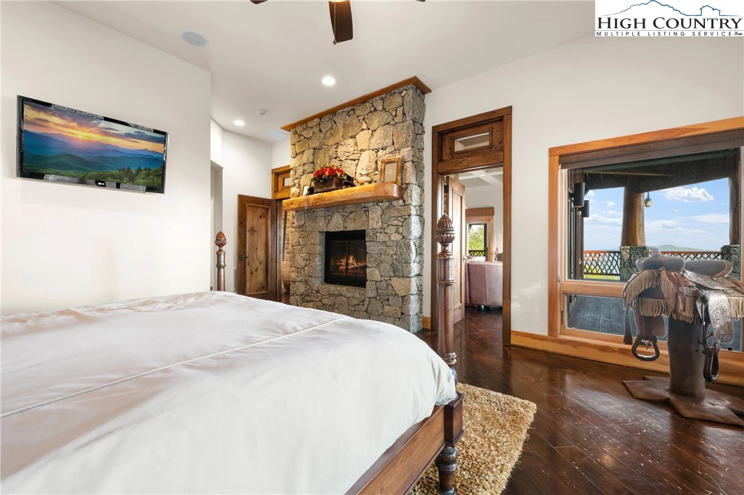 Image number 11 for the current listing
