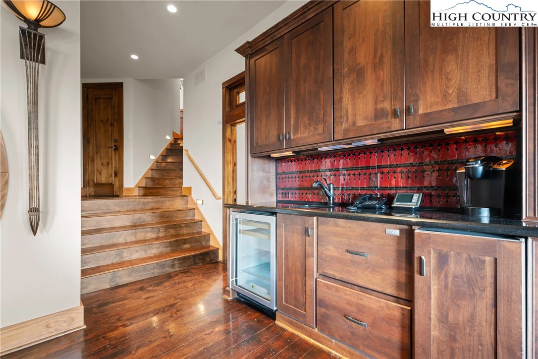 Image number 3 for the current listing