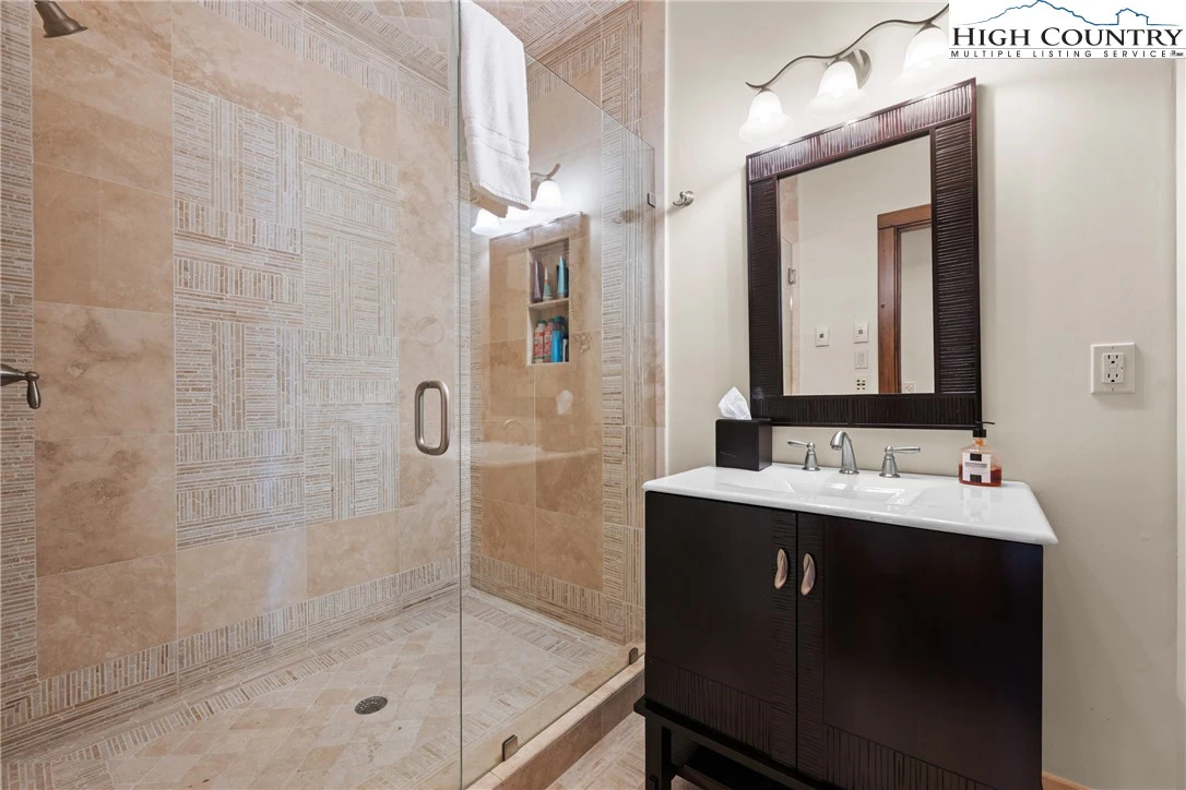 Image number 2 for the current listing