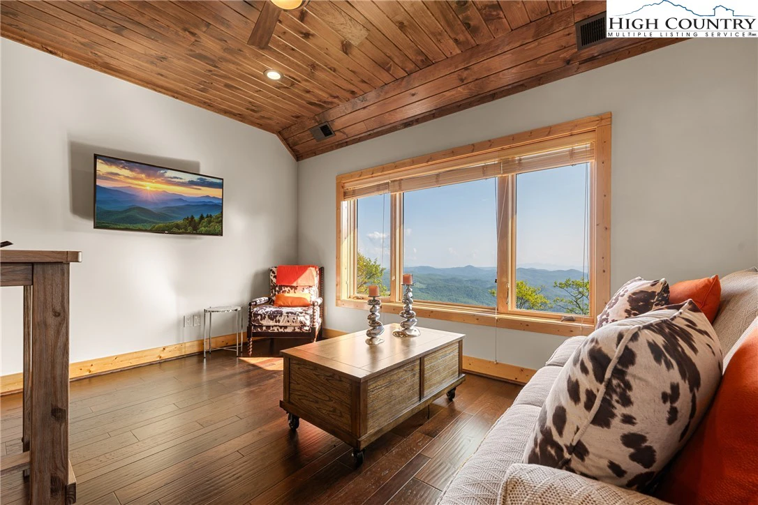 Image number 21 for the current listing