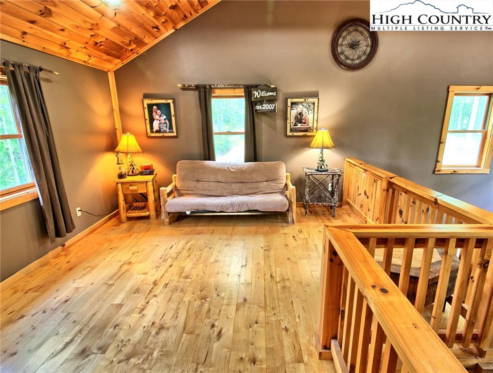 Image number 16 for the current listing