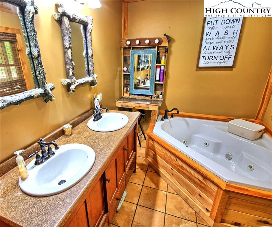 Image number 15 for the current listing