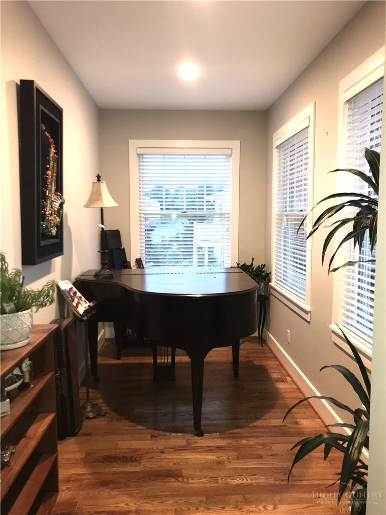 Image number 18 for the current listing