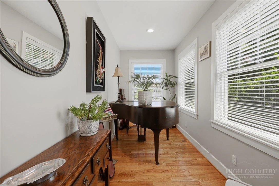 Image number 9 for the current listing