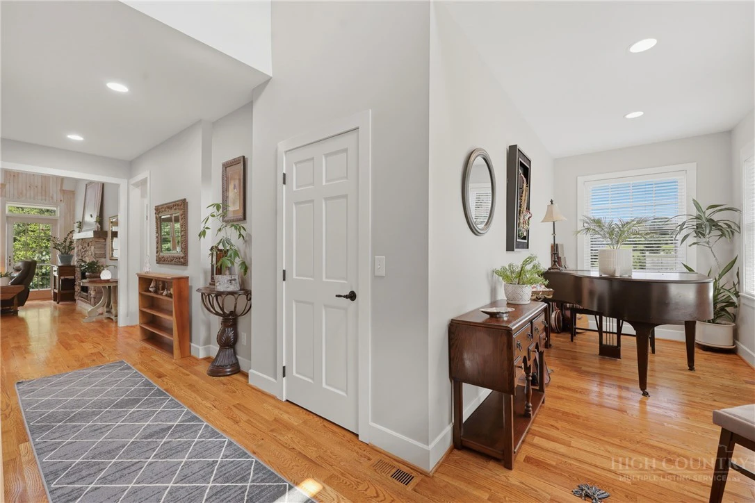Image number 10 for the current listing