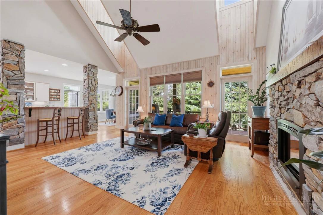 Image number 11 for the current listing