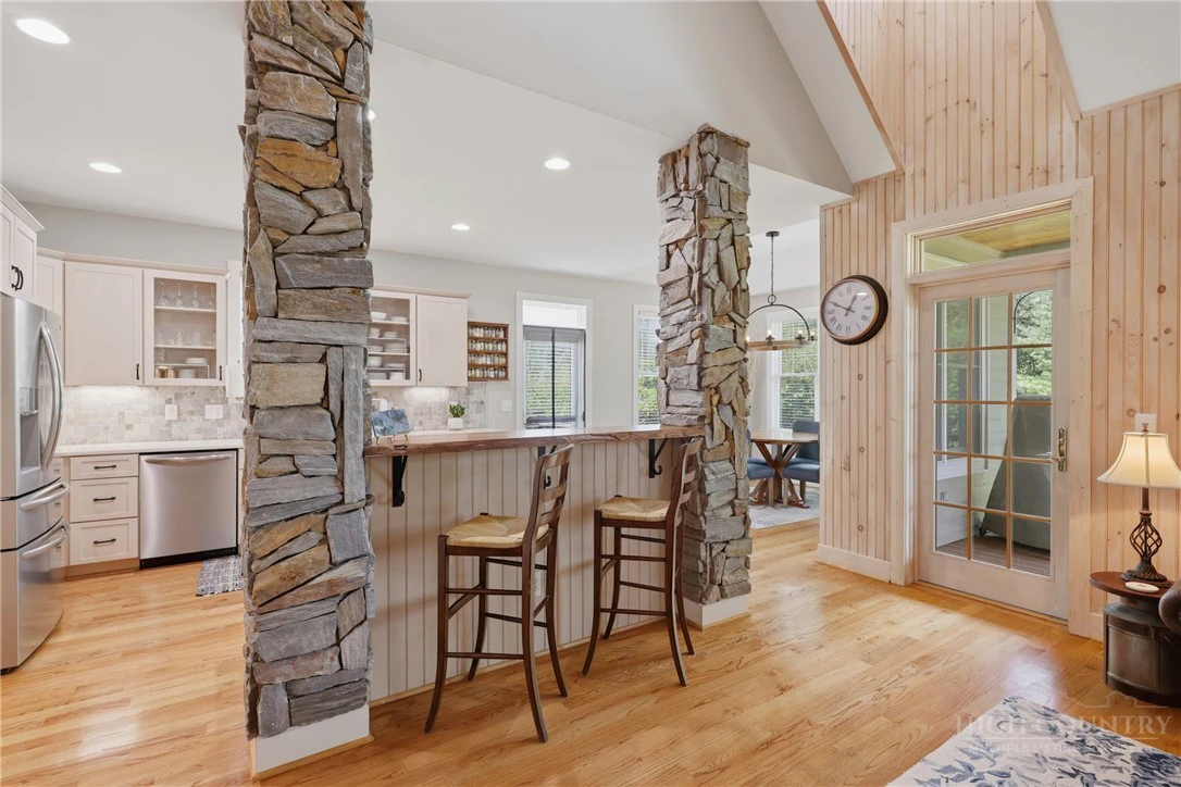 Image number 14 for the current listing