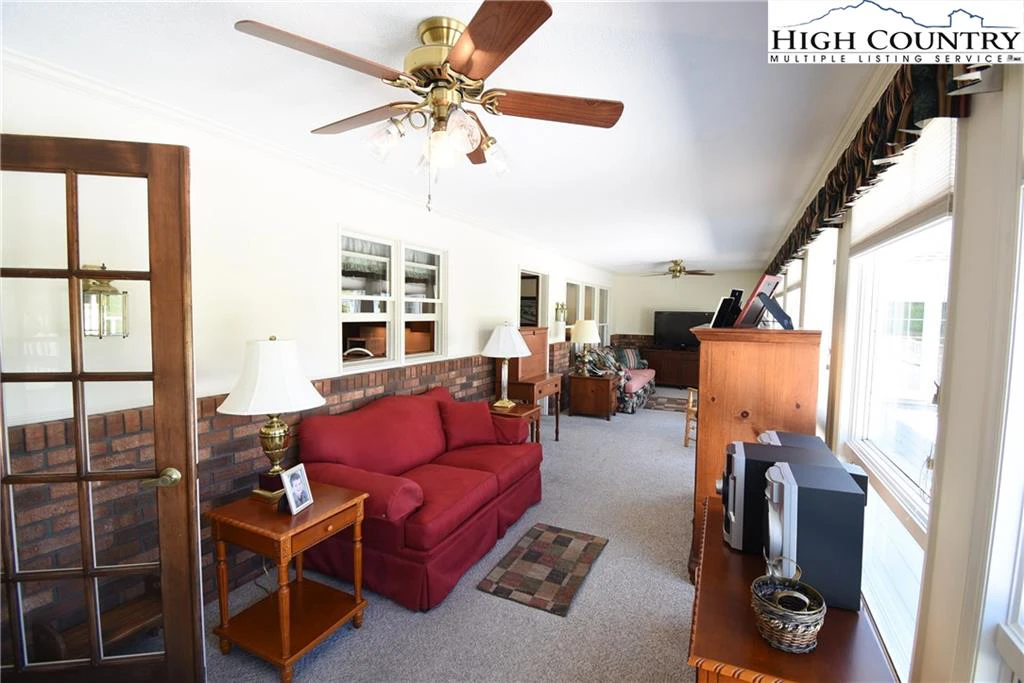 Image number 7 for the current listing