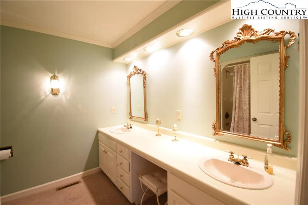 Image number 9 for the current listing