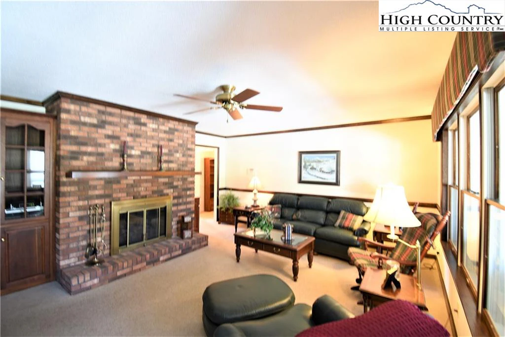 Image number 11 for the current listing