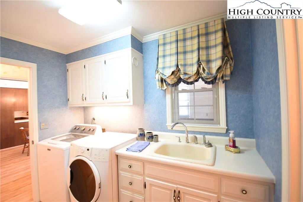 Image number 13 for the current listing