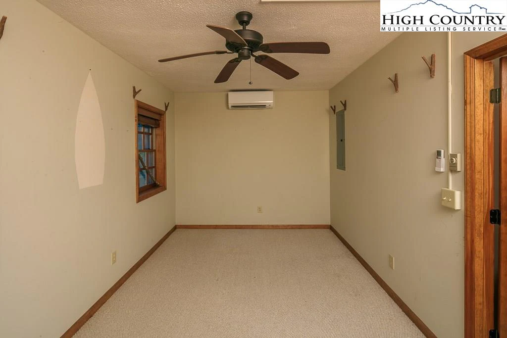 Image number 19 for the current listing