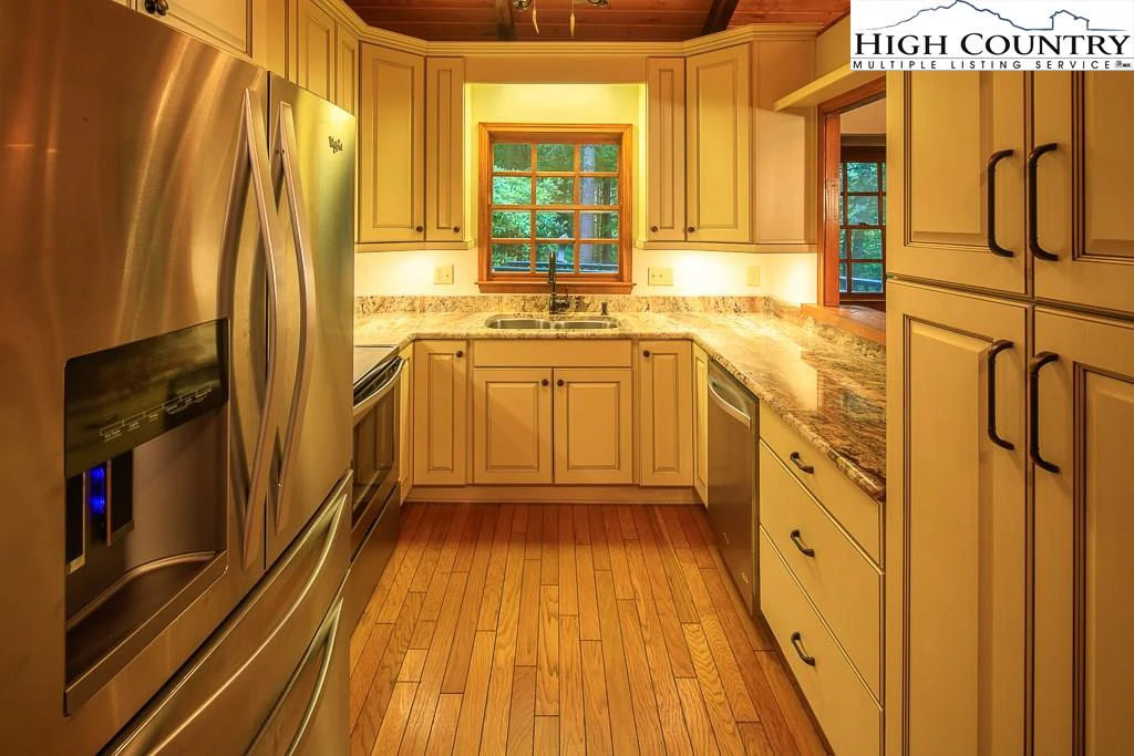 Image number 11 for the current listing