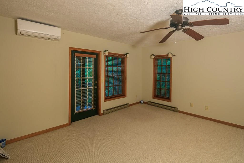 Image number 15 for the current listing