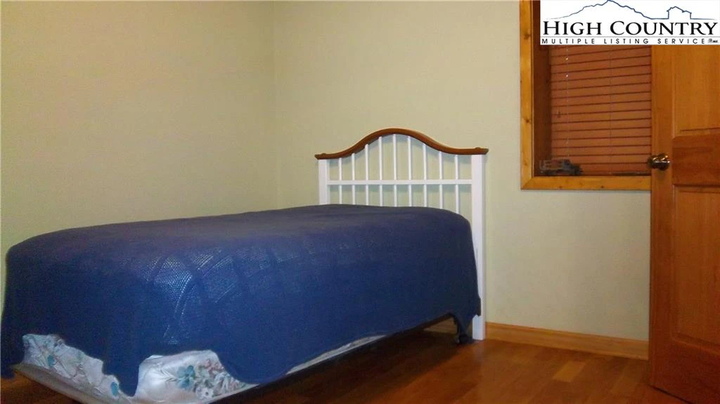 Image number 2 for the current listing