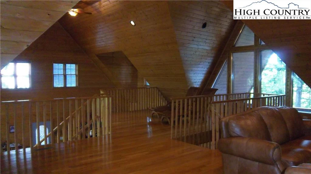 Image number 14 for the current listing