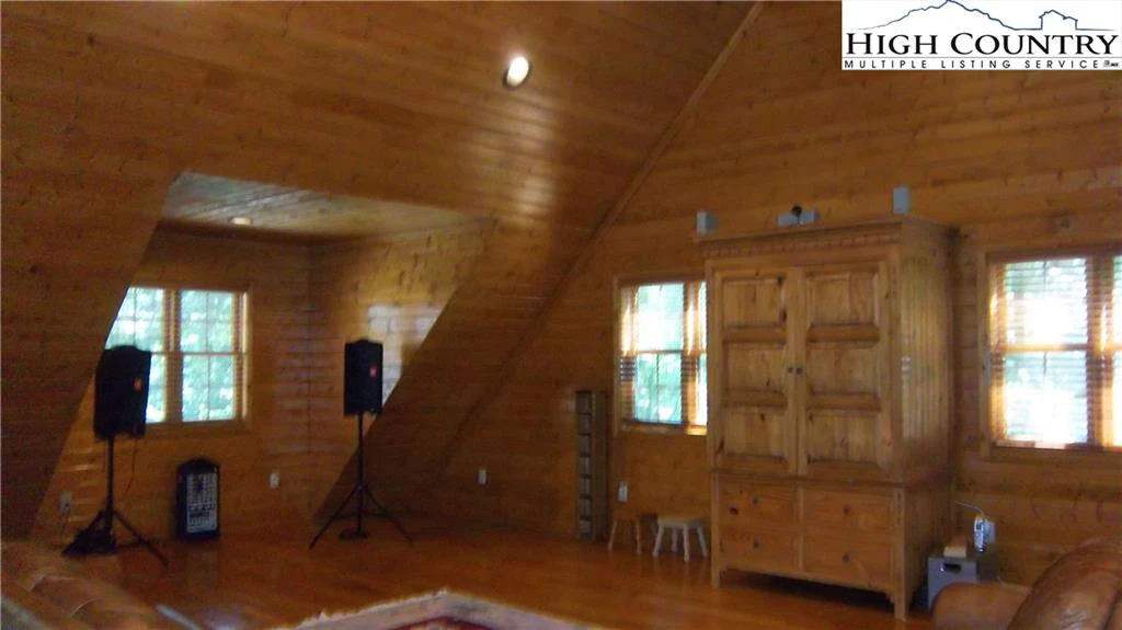 Image number 15 for the current listing