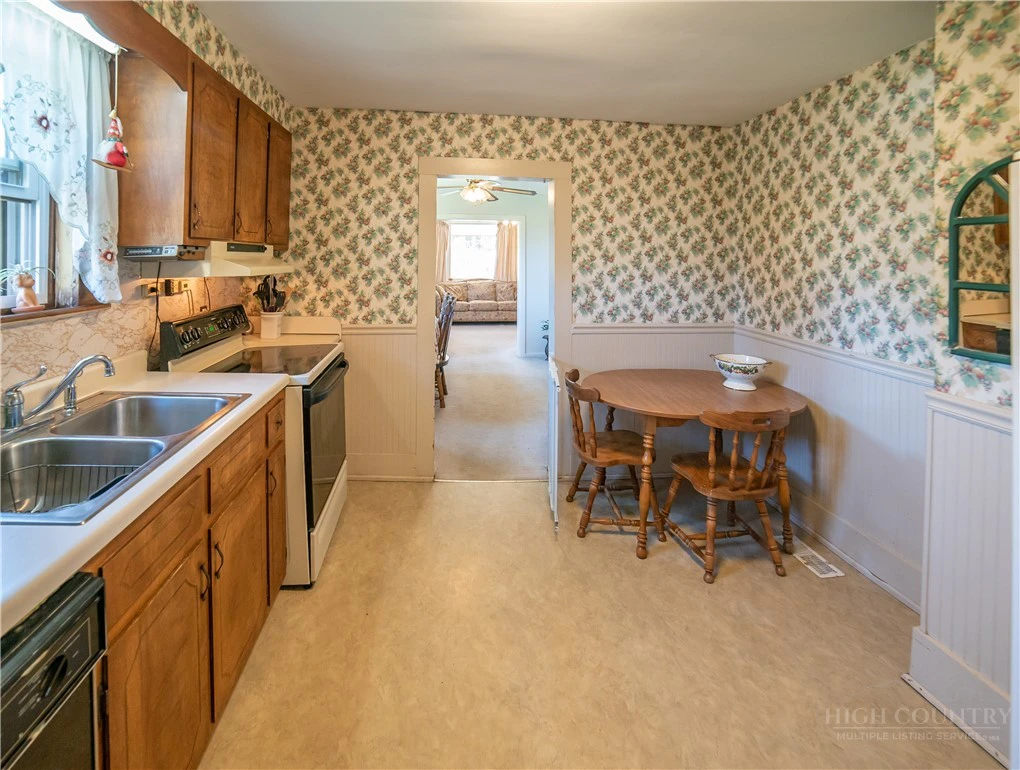Image number 17 for the current listing