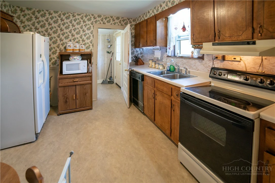 Image number 15 for the current listing