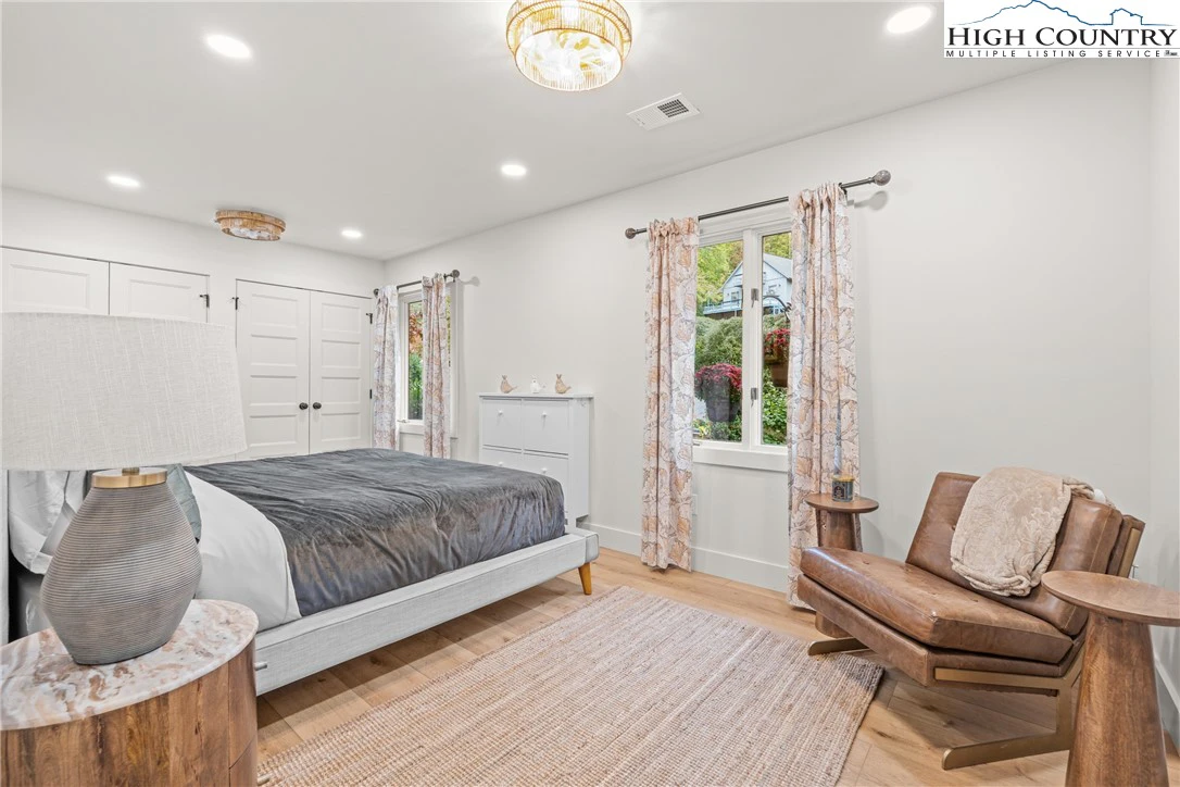 Image number 11 for the current listing