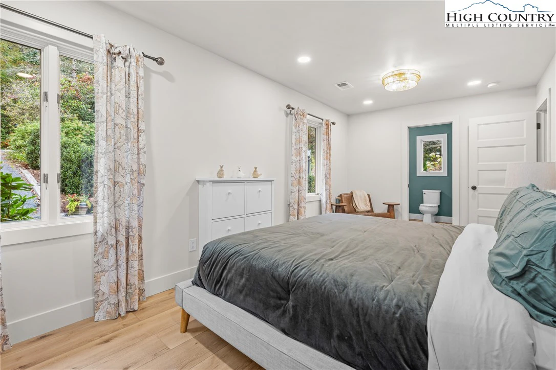 Image number 12 for the current listing