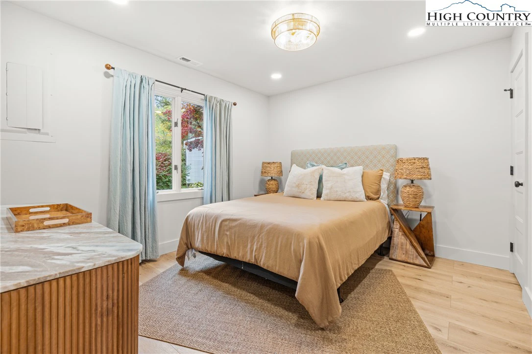 Image number 9 for the current listing