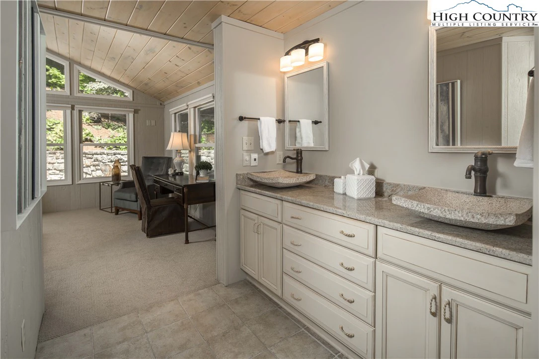 Image number 10 for the current listing