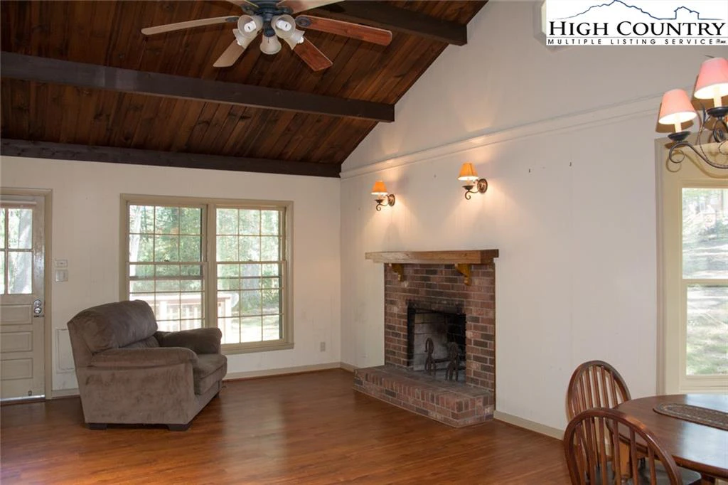 Image number 11 for the current listing