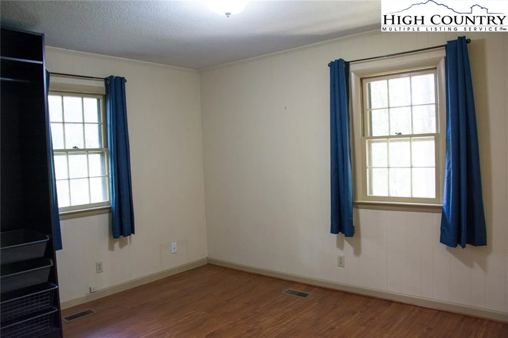 Image number 8 for the current listing