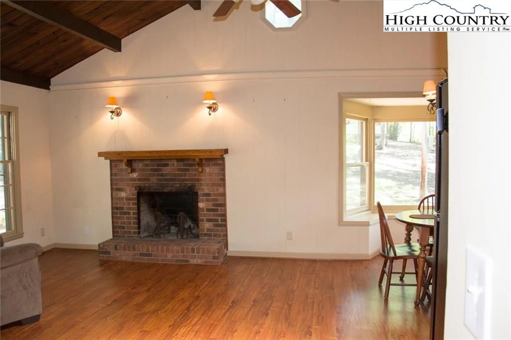 Image number 14 for the current listing