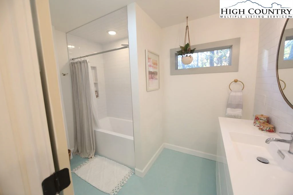 Image number 3 for the current listing