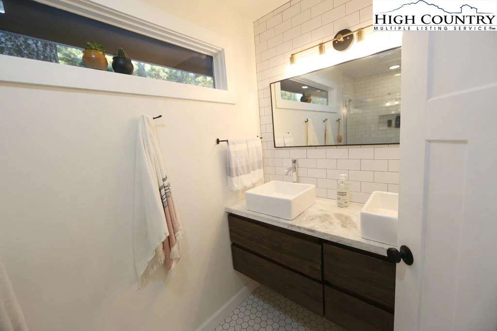 Image number 5 for the current listing
