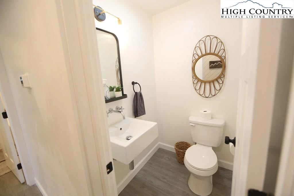 Image number 7 for the current listing