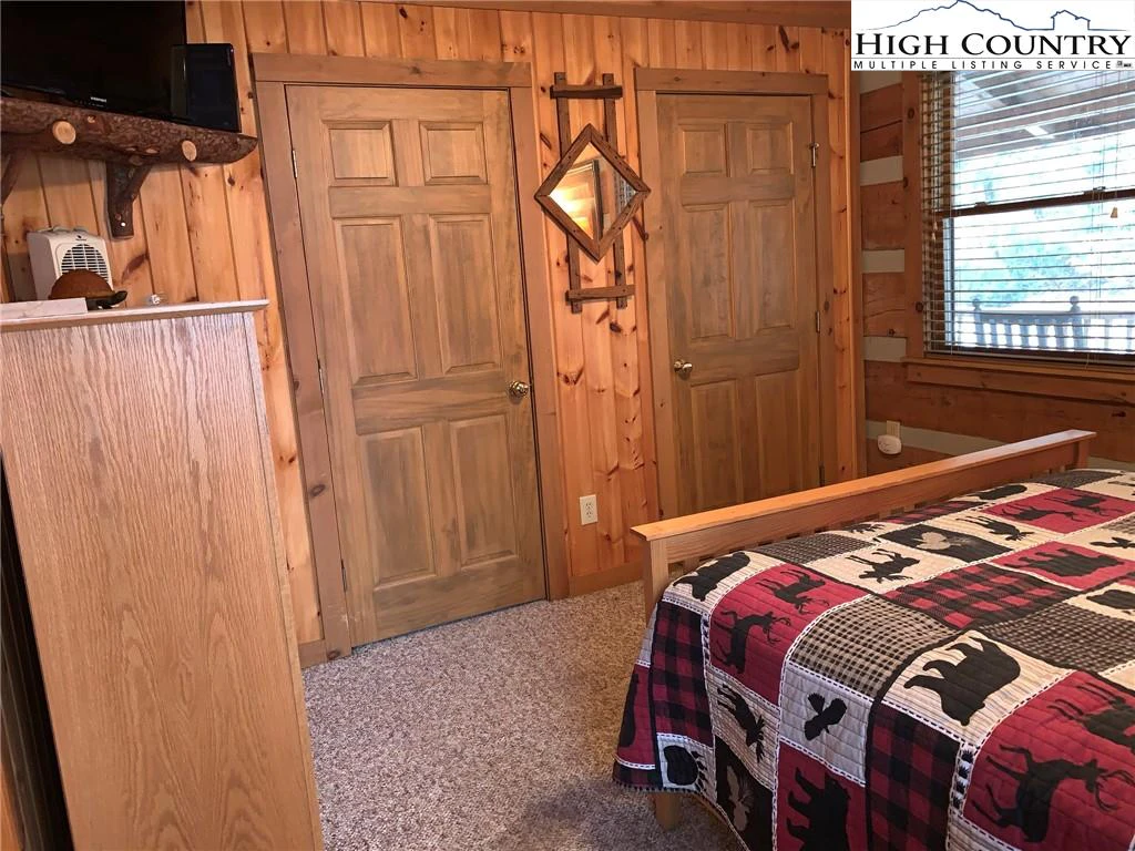 Image number 19 for the current listing
