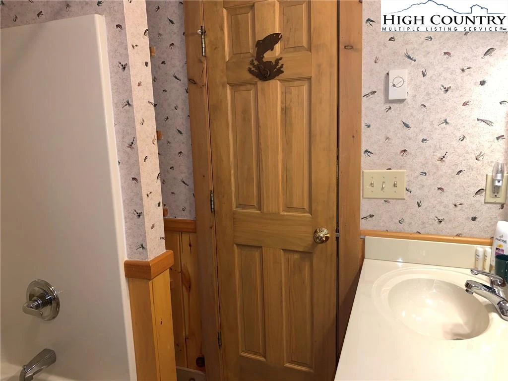 Image number 11 for the current listing