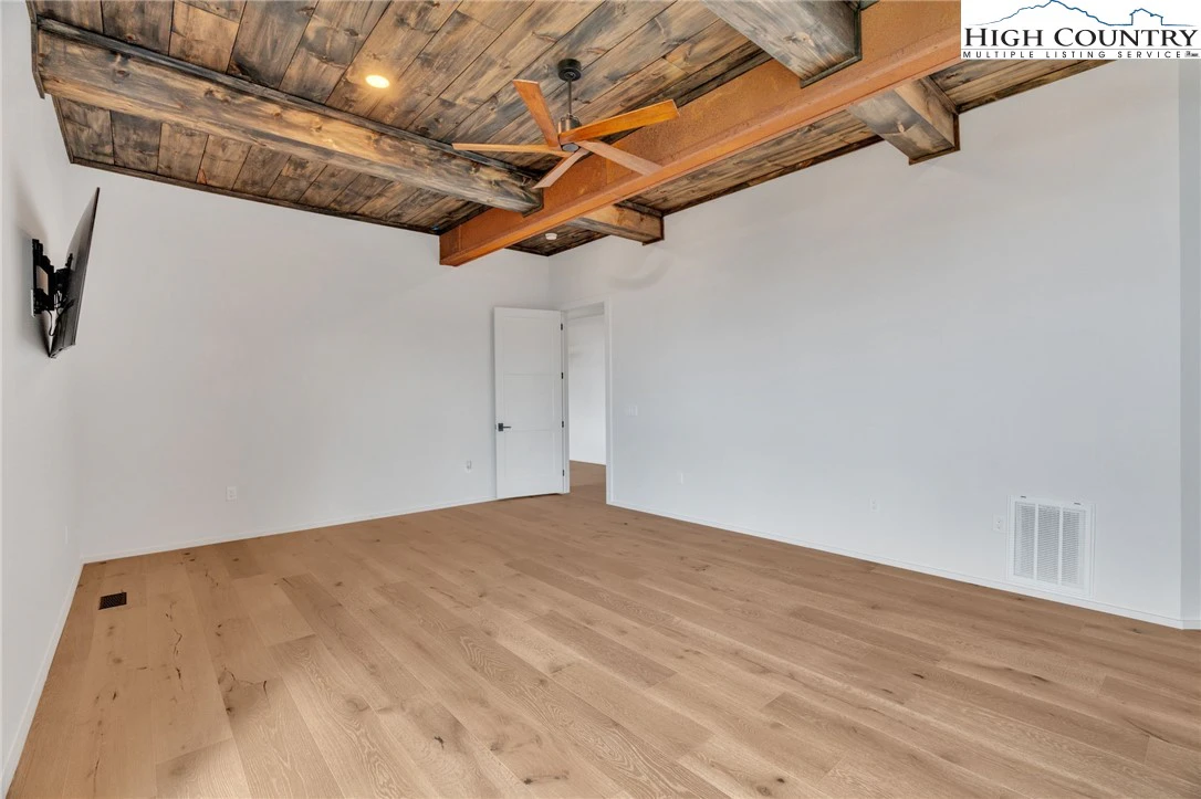Image number 9 for the current listing