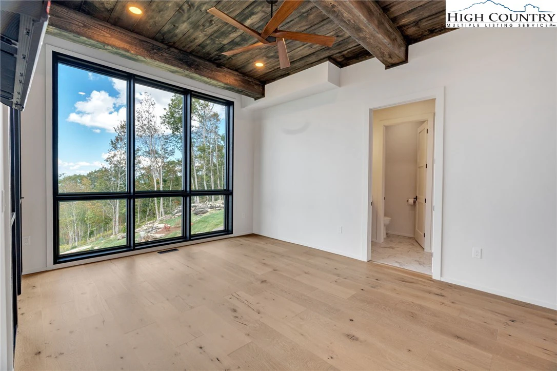 Image number 11 for the current listing